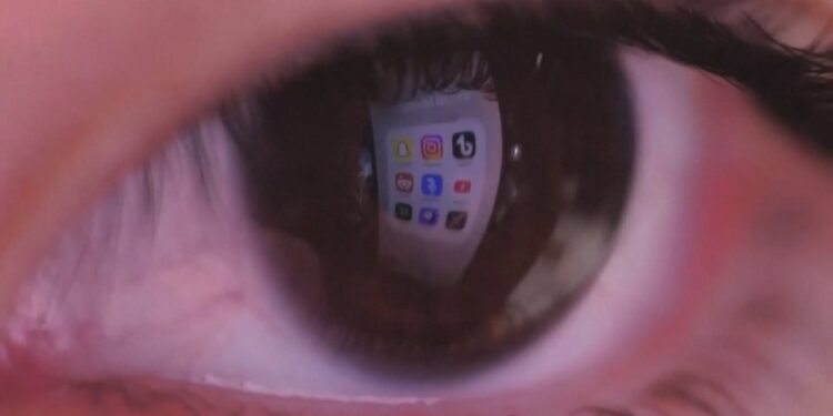 Risi nga Instagram, prindërit njoftohen për fëmijët që kërkojnë përmbajtje vetëflijuese