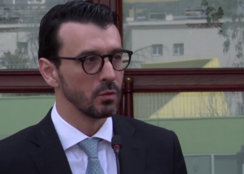 Ministri Karakaçi qetëson tregun dhe paralajmëron importuesit: Bordi i Transparencës është aty, nëse do duhet