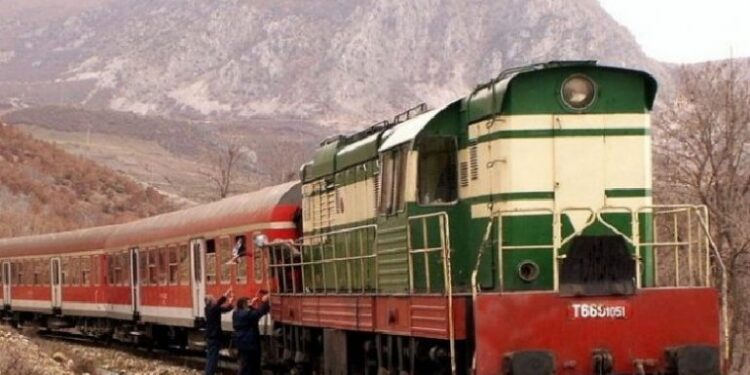 39 kilometra dhe 11 stacione, miratohet kredia për elektrifikimin e hekurudhës Tiranë–Durrës