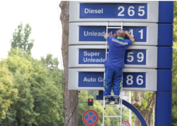 Çmimet e larta të naftës, shqiptarët paguajnë taksa për një litër dyfishin e rajonit, por ata i ulin