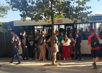 Rritja e çmimit të naftës/ Alarmi i operatorëve të transportit: Rrezikohet pakësimi i autobusëve, shteti të na ndihmojë