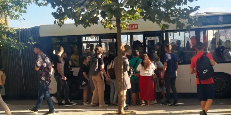 Rritja e çmimit të naftës/ Alarmi i operatorëve të transportit: Rrezikohet pakësimi i autobusëve, shteti të na ndihmojë