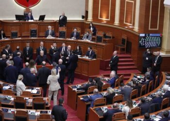 Tension në Parlament/ Socialistët votojnë ministrat e rinj, PD bllokon foltoren