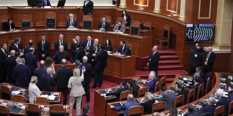 Tension në Parlament/ Socialistët votojnë ministrat e rinj, PD bllokon foltoren