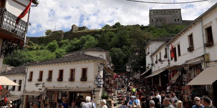 Lufta mund të shpëtojë turizmin në Shqipëri, po vijnë të huajt, që anuluan planet në Lindjen e Mesme