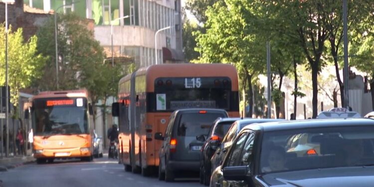 Rritja e çmimit të naftës, shoqatat e transportit publik paralajmërojnë ndërprerjen e shërbimit