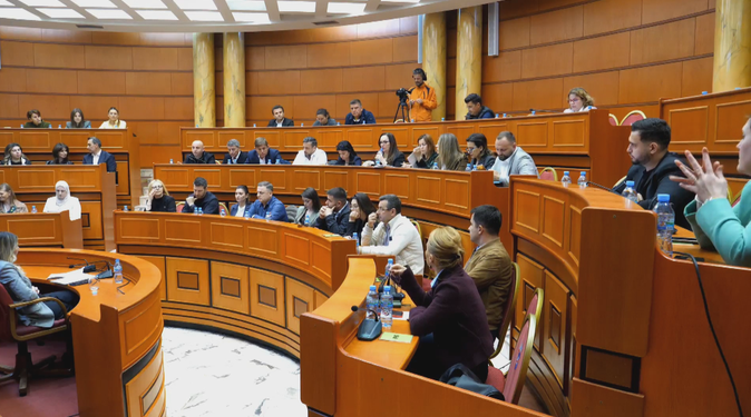 Kompensim 50 lekë/litër për transportin publik, zjarri te “Arlis”, 40 mijë lekë bonus qiraje për 37 familje