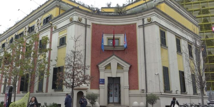 “Duhet të jeni mbi 18 vjeç dhe të mos keni pronë”, eksperti tregon kushtet për të përfituar kredinë e butë