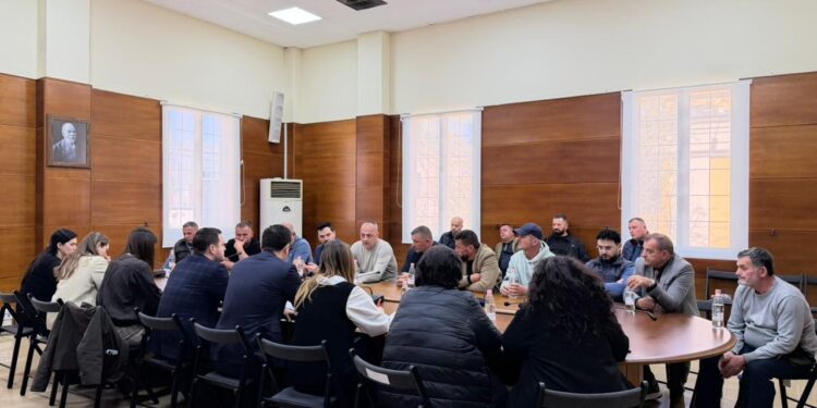 Ministrat takohen me fermerët e protestës, premtohet zgjidhje për bujqësinë