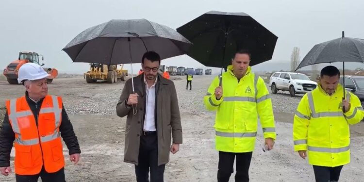 Rrugë lidhëse Tiranë – Elbasan me Korridorin 8, ministri Karakaçi: Gati hapja e tenderëve