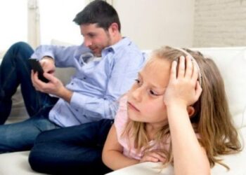 Varësia teknologjike e prindërve ndikon te fëmijët