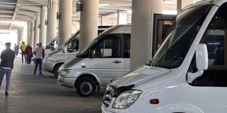 Arrin deri 60% reduktimi i autobusëve në rrethe, paralajmërim deri në pezullim të shërbimit