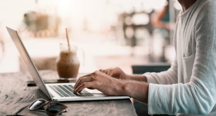 Nga mosmarrja e pagës te shërbimet private, ku po diskriminohen më shumë të huajt në Shqipëri