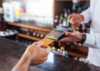 Tatimet kujtojnë bizneset në turizëm: 30 maji, afati për vendosjen e POS/POI për pagesat me kartë bankare