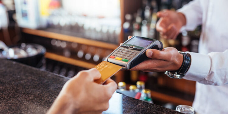 Tatimet kujtojnë bizneset në turizëm: 30 maji, afati për vendosjen e POS/POI për pagesat me kartë bankare