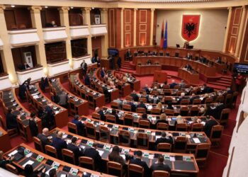 Rriten shpenzimet për “përfaqësuesit e popullit”, mbi 7 mln euro për paga dhe shpërblime për deputetët në 2025