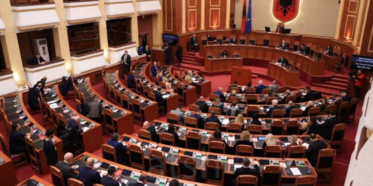 Rriten shpenzimet për “përfaqësuesit e popullit”, mbi 7 mln euro për paga dhe shpërblime për deputetët në 2025