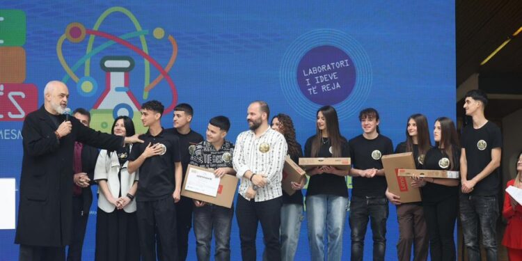 Të rinjtë nga Patosi fitojnë Festivalin Kombëtar të Shkencës me projektin për bletët