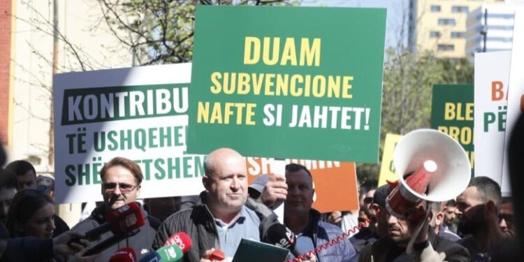 Fermerët në protestë, kundërshtojnë heqjen e naftës pa akcizë