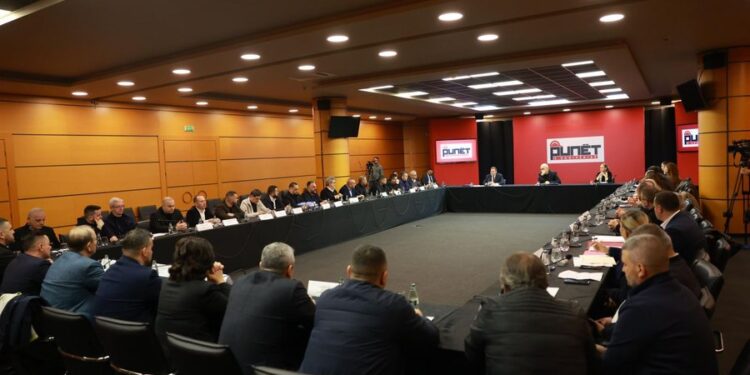 Muze të verës apo rakisë? Rama apel kryebashkiakëve: Identifikoni shtëpitë e vjetra, të kthehen në atraksione turistike