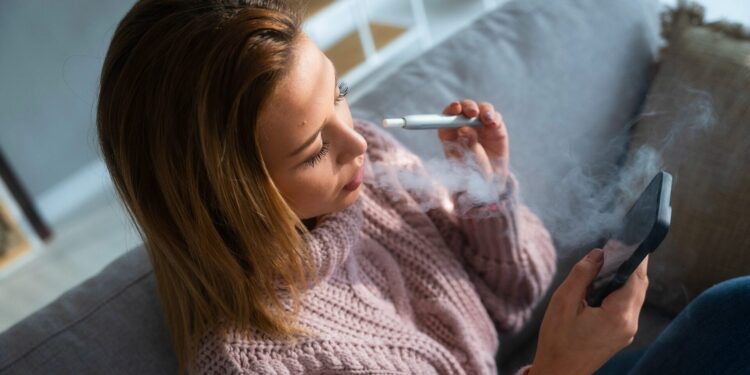 A do të ndjekë varësia nga rrjetet sociale të njëjtën rrugë si cigaret?