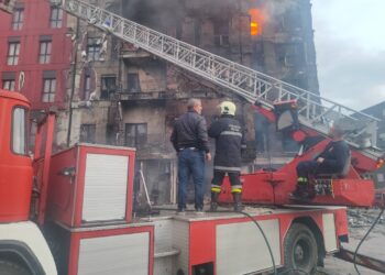 Pas zjarrit në Tiranë, propozohen rritje deri në 50% e pagesës për orët shtesë të zjarrfikësve