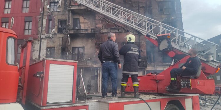 Pas zjarrit në Tiranë, propozohen rritje deri në 50% e pagesës për orët shtesë të zjarrfikësve