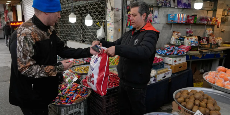 Ekonomia e Iranit buzë greminës për shkak të luftës