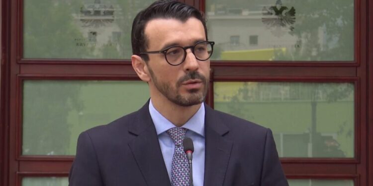 Qeveria miraton subvencionimin e operatorëve të transportit publik me 50 lekë/litër, ja kur nisin efektet