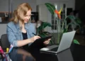 Nuk ka më as punë online, Shqipëria me rënien më të madhe të numrit të punëtorëve “freelance”