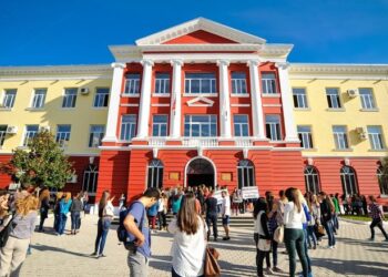 Preferencat e të rinjve/ Një e katërta e të gjithë studentëve diplomohen në biznes dhe ligj