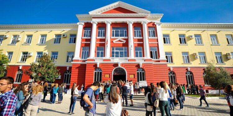 Preferencat e të rinjve/ Një e katërta e të gjithë studentëve diplomohen në biznes dhe ligj