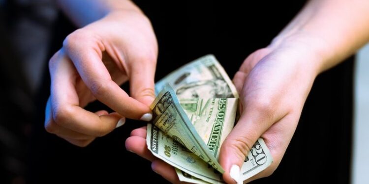 Një rrogë nuk mjafton, shpenzimet e një individi sa 112% e pagës, e dyta më e lartë në Europë