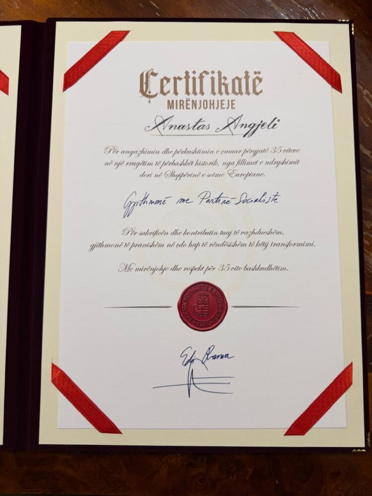 Anastas Angjeli nderohet me Dekoratën e 35-vjetorit të Partisë ...