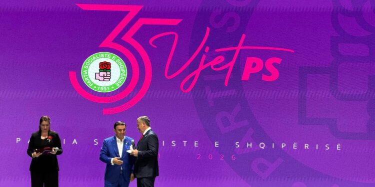 Anastas Angjeli nderohet me Dekoratën e 35-vjetorit të Partisë Socialiste