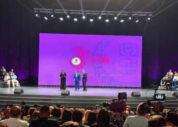 Anastas Angjeli u dekorua me Medaljen e Artë të 35-vjetorit të Partisë Socialiste