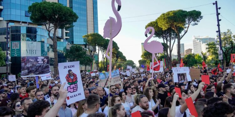 Bloomberg: “Revolucioni i flamingove” në Shqipëri përhapet nga resorti i Kushner te elita politike