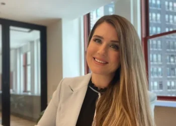 Eda Derhemi: Nga rrënjët shqiptare në lidershipin global të emigracionit