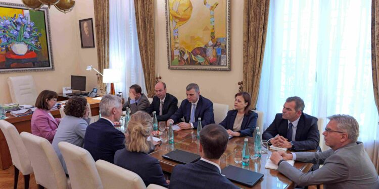 FMN mbyll vizitën në Shqipëri: Forcimi i lekut strukturor, regjim i lirë i kursit të këmbimit i dobishëm