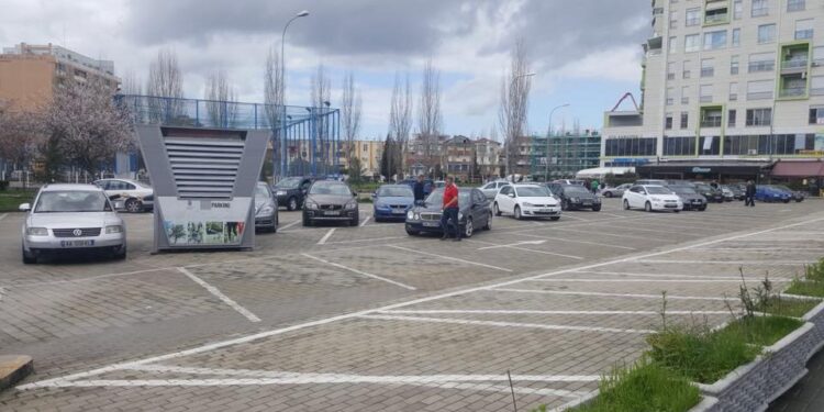 Shtrenjtohet ndjeshëm parkimi në Tiranë, banorët shpenzojnë të paktën 15 mln euro në vit