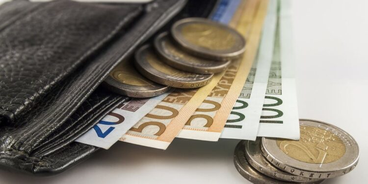 84 mijë lekë mesatarja, 40 mijë lekë realiteti; një në tetë punonjës me pagë minimale