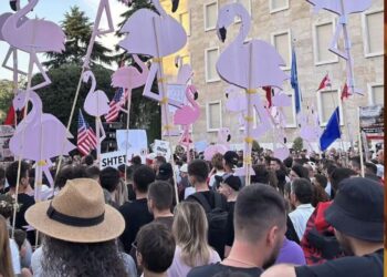 Si po e ndryshon protesta ekonominë e mbrëmjes në Tiranë; Të rinjtë heqin dorë edhe nga koncertet