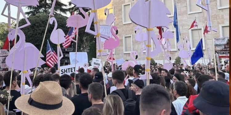 Si po e ndryshon protesta ekonominë e mbrëmjes në Tiranë; Të rinjtë heqin dorë edhe nga koncertet