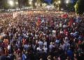 Mijëra protestues në shesh i kërkojnë dorëheqjen, përgjigjet Rama: Projektet e Zvërnecit dhe Sazanit nuk do të ndalen