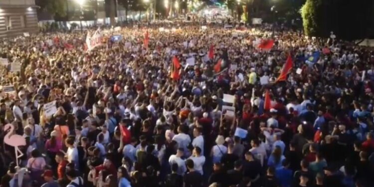 Mijëra protestues në shesh i kërkojnë dorëheqjen, përgjigjet Rama: Projektet e Zvërnecit dhe Sazanit nuk do të ndalen