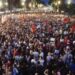 Mijëra protestues në shesh i kërkojnë dorëheqjen, përgjigjet Rama: Projektet e Zvërnecit dhe Sazanit nuk do të ndalen