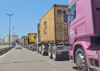 Rriten kostot për transportin nga radhët në Portin e Durrësit, operatorët: Kamionët po kthehen bosh
