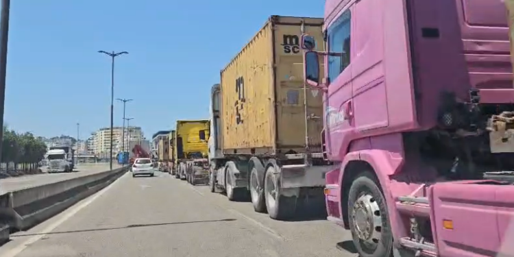 Rriten kostot për transportin nga radhët në Portin e Durrësit, operatorët: Kamionët po kthehen bosh