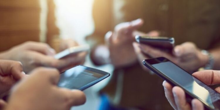 Shqiptarët e përdorin internetin për qejf, më shumë komunikim në Messenger dhe WhatsApp