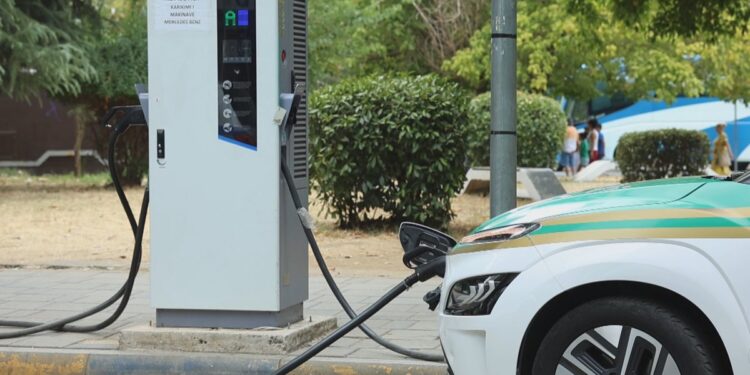 Karburantet e shtrenjtë, rritet me mbi 91% numri i makinave elektrike